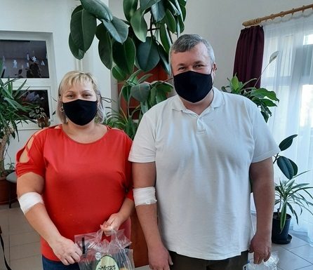 Az év első véradása Pusztamérgesen – Névről ismerik a rendszeres véradókat a Vöröskereszt munkatársai