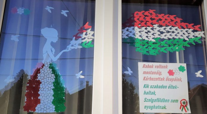 A Nemzeti dal verssorai tűnnek fel a zákányszékiek ablakaiban (Galéria)