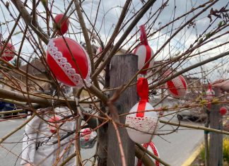 Tojásfákat díszítenek a térség településein