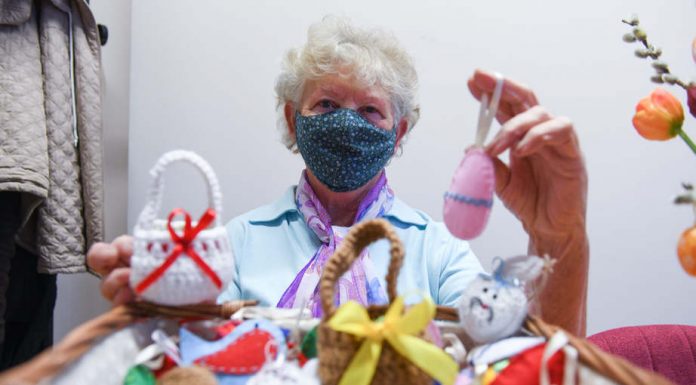 Szeret kézimunkázni a mórahalmi nyugdíjas – Margó néni húsvéti díszei