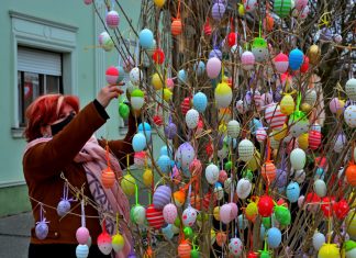 Több mint ezer hímes tojás díszíti Sándorfalva főterét