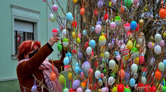 Több mint ezer hímes tojás díszíti Sándorfalva főterét