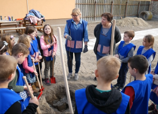 2020 facsemetét osztott ki az egyházmegye – A mórahalmi elsősök az iskolakertben ültettek