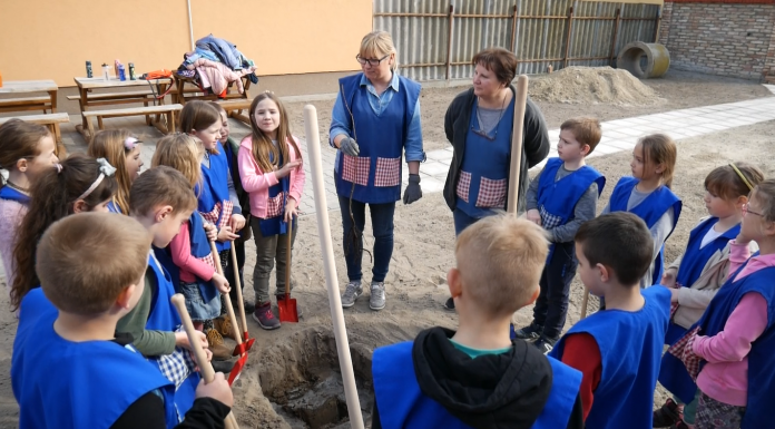 2020 facsemetét osztott ki az egyházmegye – A mórahalmi elsősök az iskolakertben ültettek