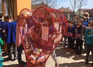 Kupakgyűjtőt kapott a mórahalmi egyházi iskola a Föld napja alkalmából – Beteg gyerekeknek szeretnének segíteni