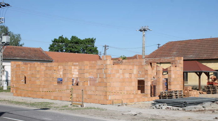 Már állnak az új minibölcsőde falai Pusztamérgesen
