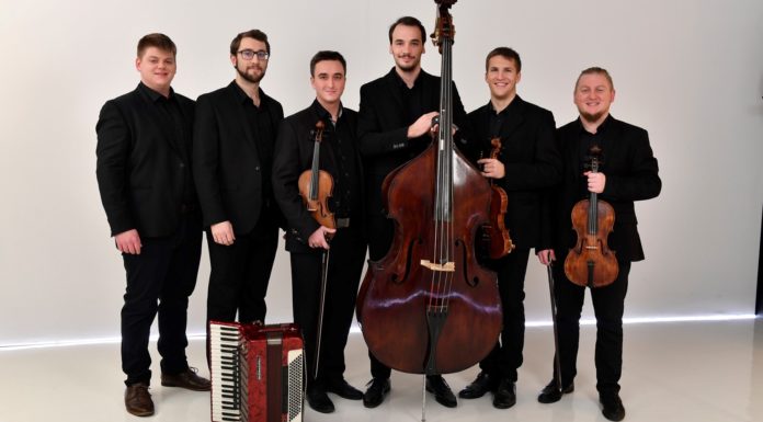 Mórahalmon ad konceretet pünkösd napján a Fokos Zenekar