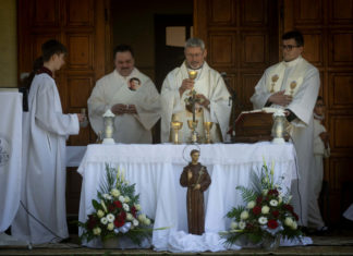 Húsz éves az üllési templom – Páduai Szent Antalt ünnepelték