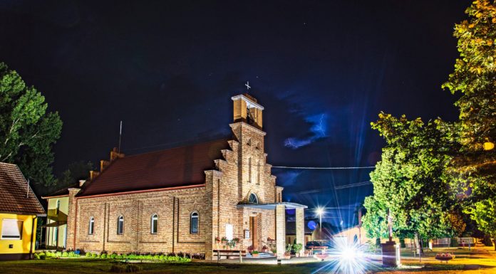 Templomi díszkivilágítással és új kereszt állításával ünnepelték Öttömösön az egyházközség 85. évfordulóját (Galéria)