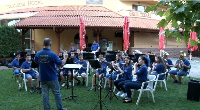 Strandolás és komolyzene együtt: ismét elindultak a térzene koncertek Mórahalmon (videó)