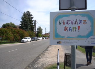„Vigyázz rám!” feliratú táblát helyeztek el az iskolánál Üllésen