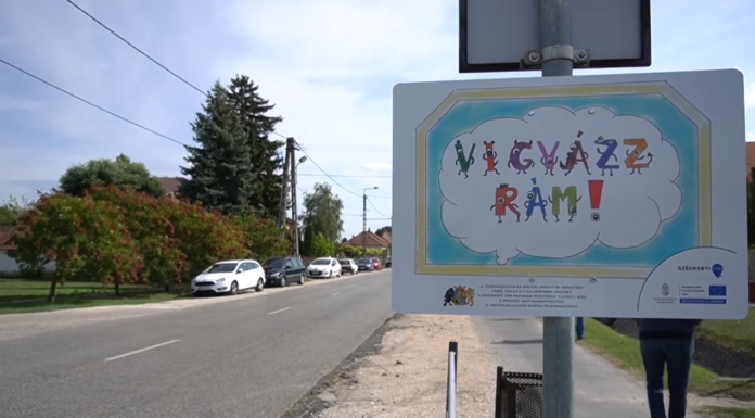 „Vigyázz rám!” feliratú táblát helyeztek el az iskolánál Üllésen