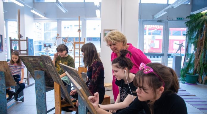 Délelőtt kamaszok, délután nagyszülők festenek, rajzolnak Farsang Zsókánál