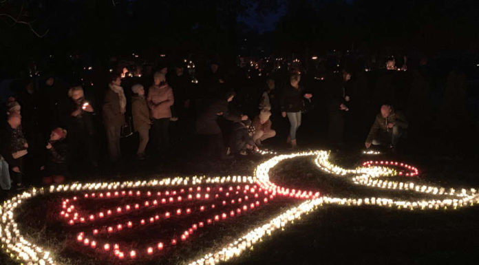Mindenszenteki mécsesgyújtás – Ezer mécsesből alkotnak óriási gyertyalángot