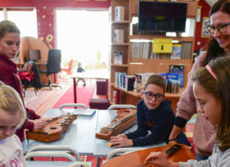 Hagyományőrző és kézműves programok Zákányszéken – Citerával ismerkedtek a gyerekek