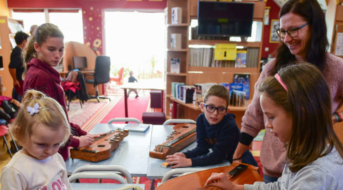 Hagyományőrző és kézműves programok Zákányszéken – Citerával ismerkedtek a gyerekek