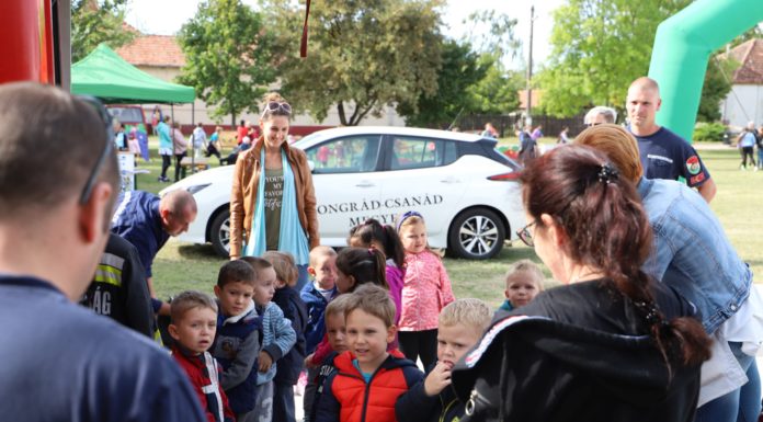 Megyei identitást erősítenek Mórahalmon – Figyelemfelhívó közlekedési táblákkal, fonott kaláccsal és rendhagyó környezetórával