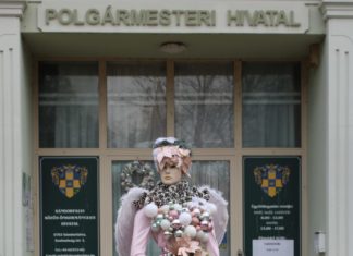 Időben elkezdték az adventi készülődést Sándorfalván – A városközpontban egy „téltündér” várja a szelfiket