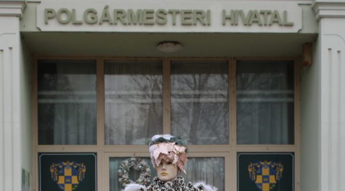 Időben elkezdték az adventi készülődést Sándorfalván – A városközpontban egy „téltündér” várja a szelfiket