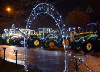 Ünnepi traktoros felvonulással lepték meg a domaszékieket (Galéria)