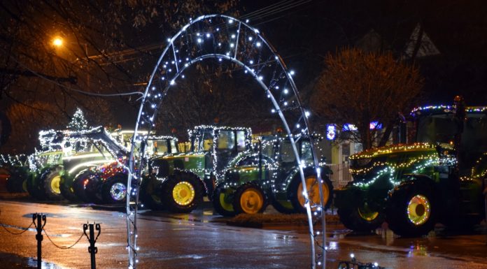 Ünnepi traktoros felvonulással lepték meg a domaszékieket (Galéria)