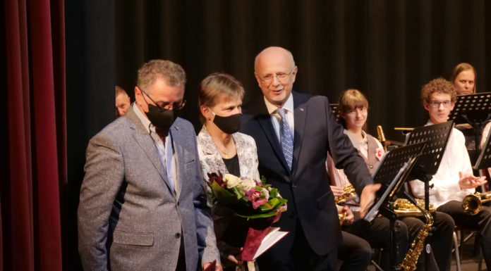 Pedagógus házaspárt, fiatal tubaművészt és egy díjugrató testvérpárt tüntettek ki a mórahalmi újévi koncerten