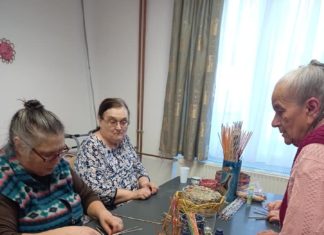 Papírfonással és nemezeléssel ismerkedhetünk a pusztamérgesi könyvtárban