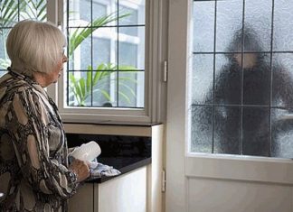 Új módszerrel vernek át gyanútlan időseket Mórahalmon