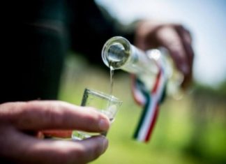 Uniós oltalmat kapott a Homokháti őszibarack-pálinka