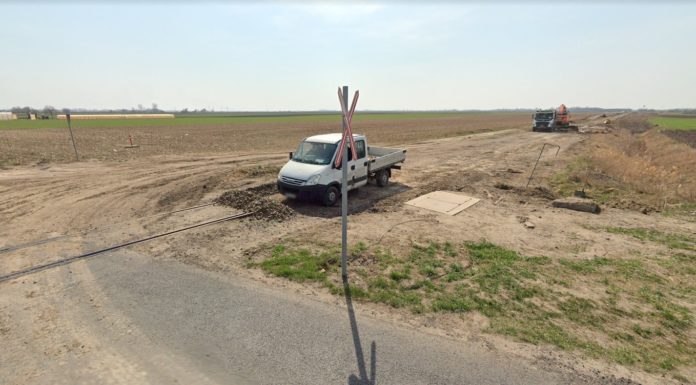 Lezárnak egy vasúti átjárót Röszkén, terelik a forgalmat