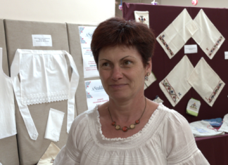 A zákányszéki hímző szakkör munkáját dicséri a kiállítás