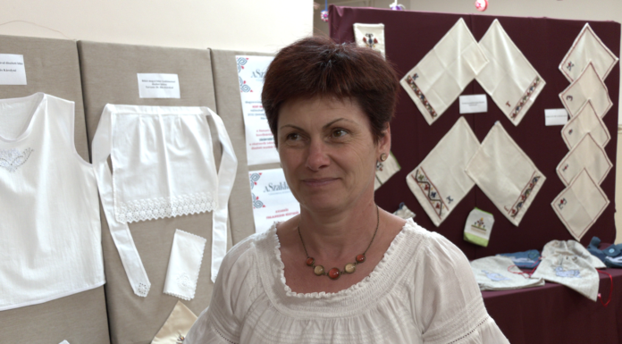 A zákányszéki hímző szakkör munkáját dicséri a kiállítás