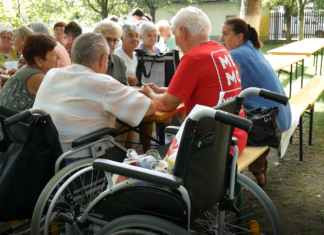„Van egy kis hendikepünk, de innen szép felállni!” – Mozgásukban akadályozottak találkoztak a mórahalmi strandon