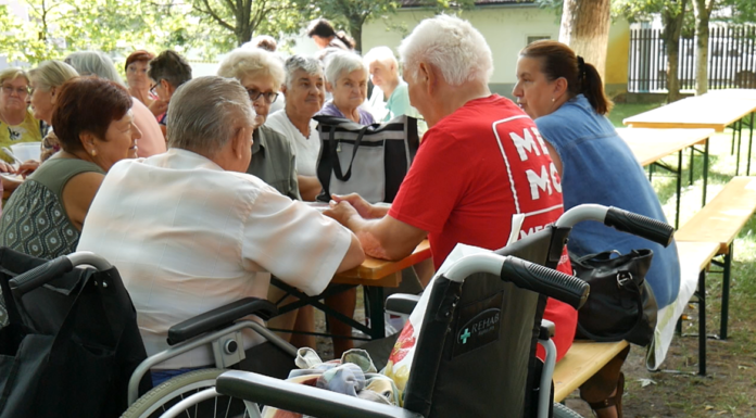 „Van egy kis hendikepünk, de innen szép felállni!” – Mozgásukban akadályozottak találkoztak a mórahalmi strandon