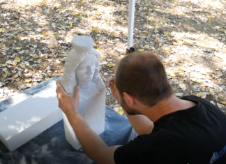 Sárkányt legyőző hős és babák kékben – a sándorfalvi Újműhely Művésztelepre látogattunk