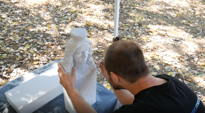 Sárkányt legyőző hős és babák kékben – a sándorfalvi Újműhely Művésztelepre látogattunk