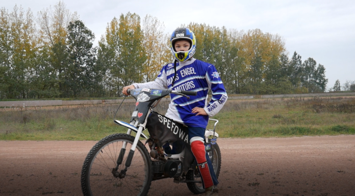 A salakmotorozás az életük – a sándorfalvi edzőt és a 12 éves Zsoltit látogattuk meg a mórahalmi pályán