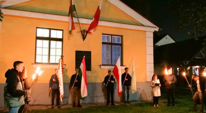 A mórahalmi lengyel katona története elevenedik meg a kétnyelvű emléktáblán – a függetlenség napja alkalmából koszorúztak