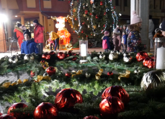 Fellobbant az adventi koszorú első gyertyájának lángja Mórahalmon