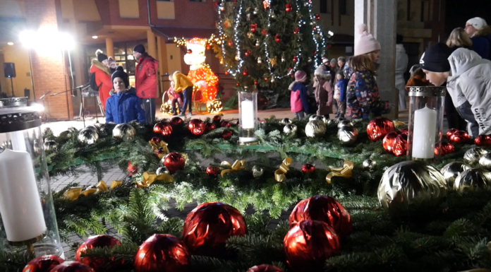 Fellobbant az adventi koszorú első gyertyájának lángja Mórahalmon