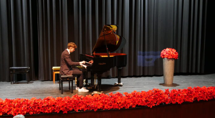 Ifjú zongoristák a mórahalmi Aranyszömben