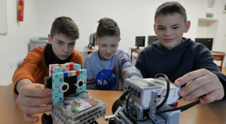 A legemberibb ötlet különdíját kapták a mórahalmi általános iskola robotika szakkörös diákjai