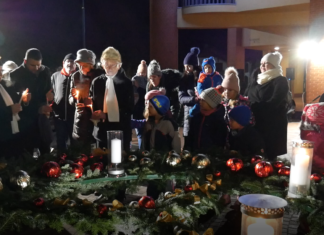 Fellobbant a harmadik gyertya lángja is a mórahalmi adventi koszorún