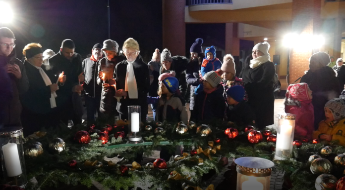 Fellobbant a harmadik gyertya lángja is a mórahalmi adventi koszorún