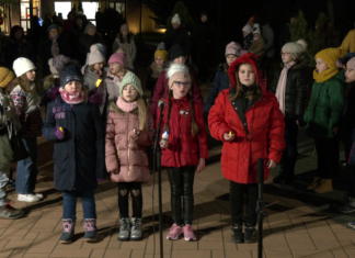 A mórahalmi adventi koszorú második gyertyáján is fellobbant a láng