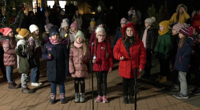A mórahalmi adventi koszorú második gyertyáján is fellobbant a láng