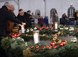 Vasárnap a hagyományos mórahalmi Városkarácsonyon fellobbant az adventi koszorú negyedik gyertyájának lángja is