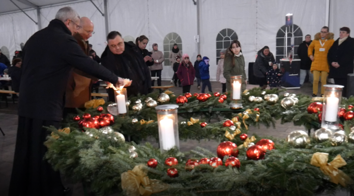Vasárnap a hagyományos mórahalmi Városkarácsonyon fellobbant az adventi koszorú negyedik gyertyájának lángja is