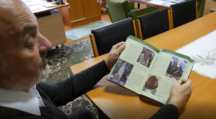 Különleges növények és mesélő emlékhelyek az ásotthalmi technikum parkját bemutató könyvben