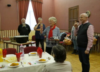Slambuc és „meglepetésvendég” az Aranyszömben – együtt karácsonyozott a Napfény Nyugdíjas Klub és a Mórahalmi Parasztkórus